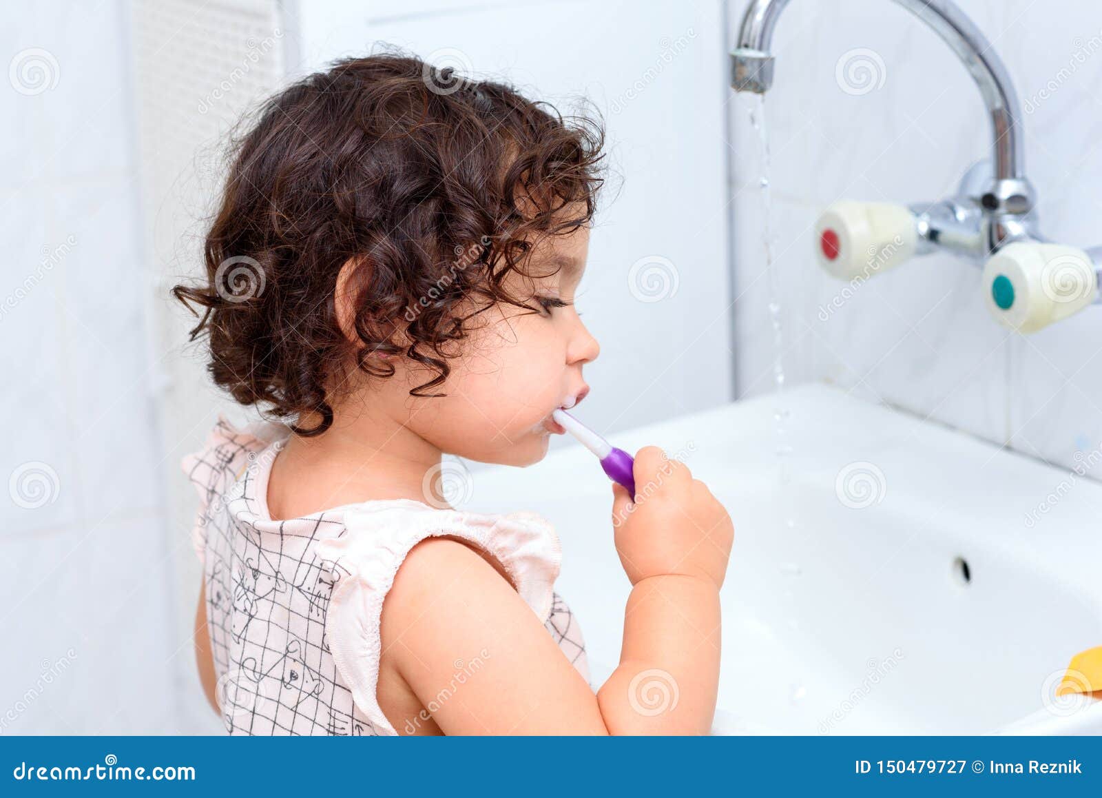 Enfants En Bas Age Boucles De Bebe Brossant Des Dents Concept Sain D Enfant L Hygi Ne Dentaire De L Enfant Image Stock Image Du Fille Prise Enfants En Bas Age Boucles De Bebe Brossant Des Dents Concept Sain D Enfant L Hygi Ne Dentaire De L Enfant Image Stock Image Du Fille Prise