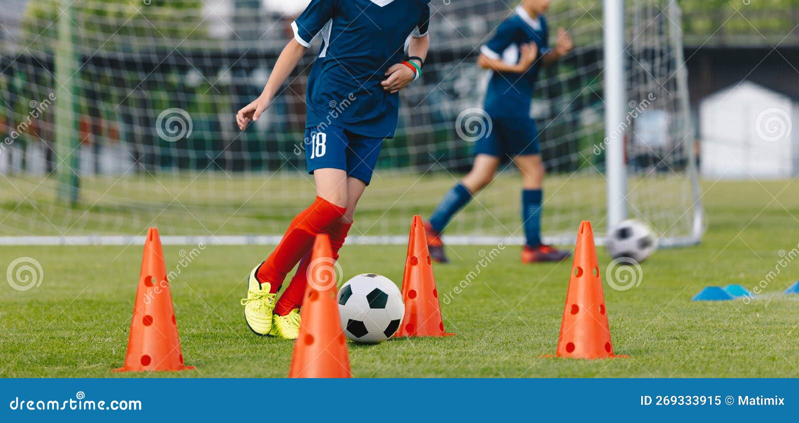 Enfants Entraînement Football Sur Le Terrain. Jeunes Enfants