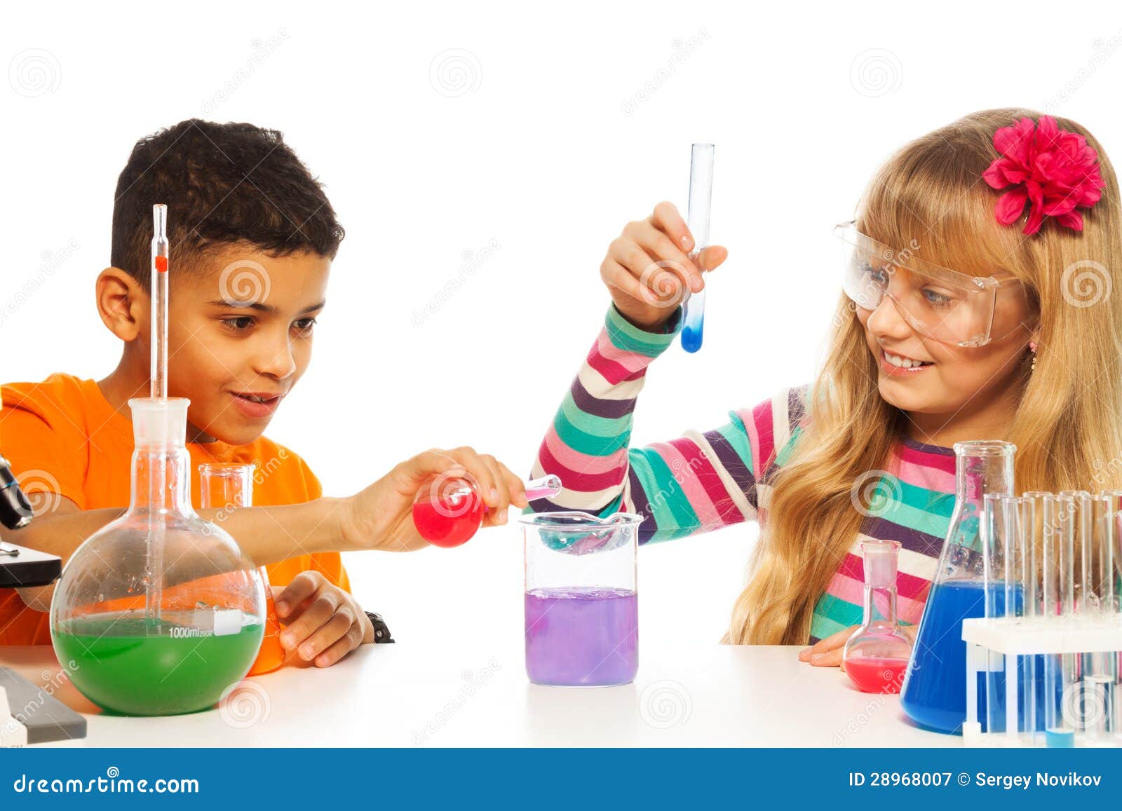 Enfants Expérimentant En Chimie Image stock - Image du apprendre,  recherche: 28968007