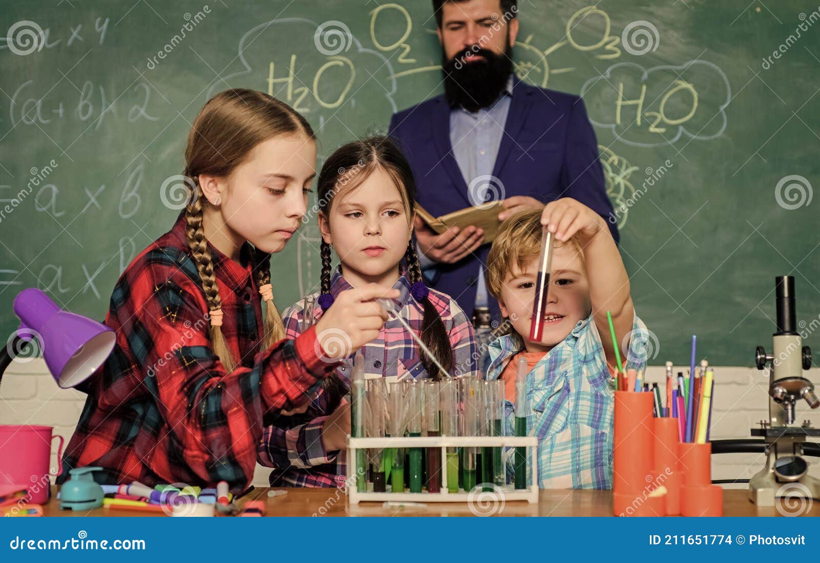 Deux enfants faisant des expériences scientifiques en classe