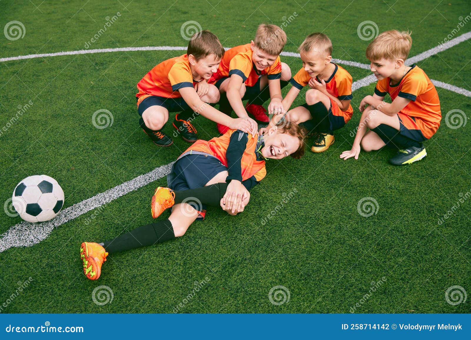 Enfants Heureux Joueurs De Football Débutants Se Reposer Après L