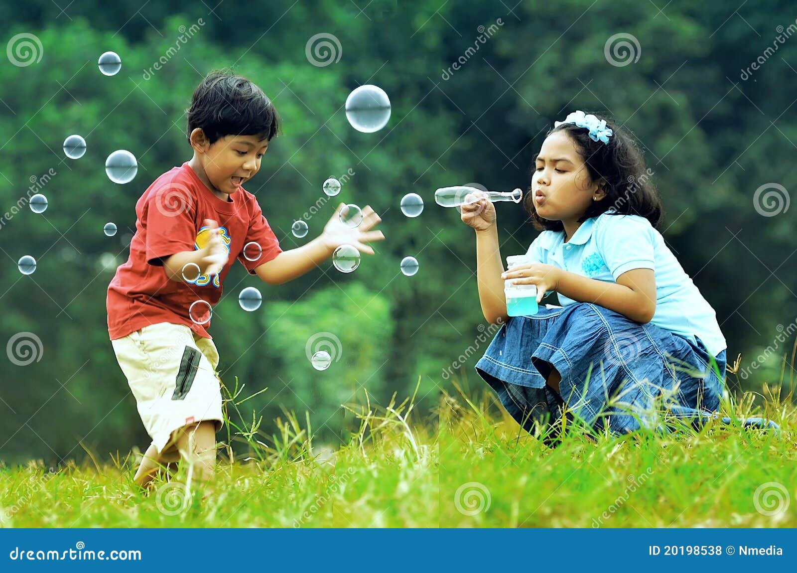 Enfants Jouant Avec Des Bulles De Savon Photo stock - Image du pièce,  environnement: 20198538