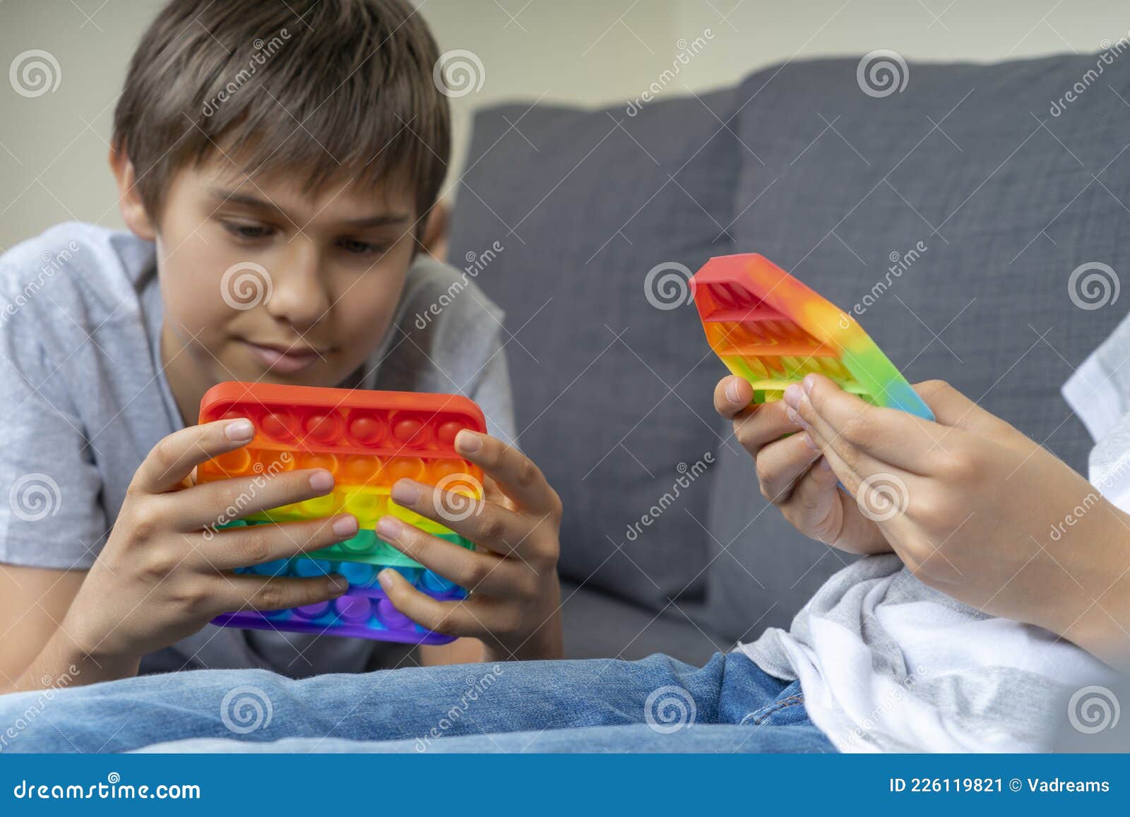 Enfants Jouant Avec Des Jouets De Fidget De Popit Arc-en-ciel à La Maison.  Push Pop it Fidgeting Jeu Aide à Soulager Le Stress Anx Image stock - Image  du attention, gibier: 226119821