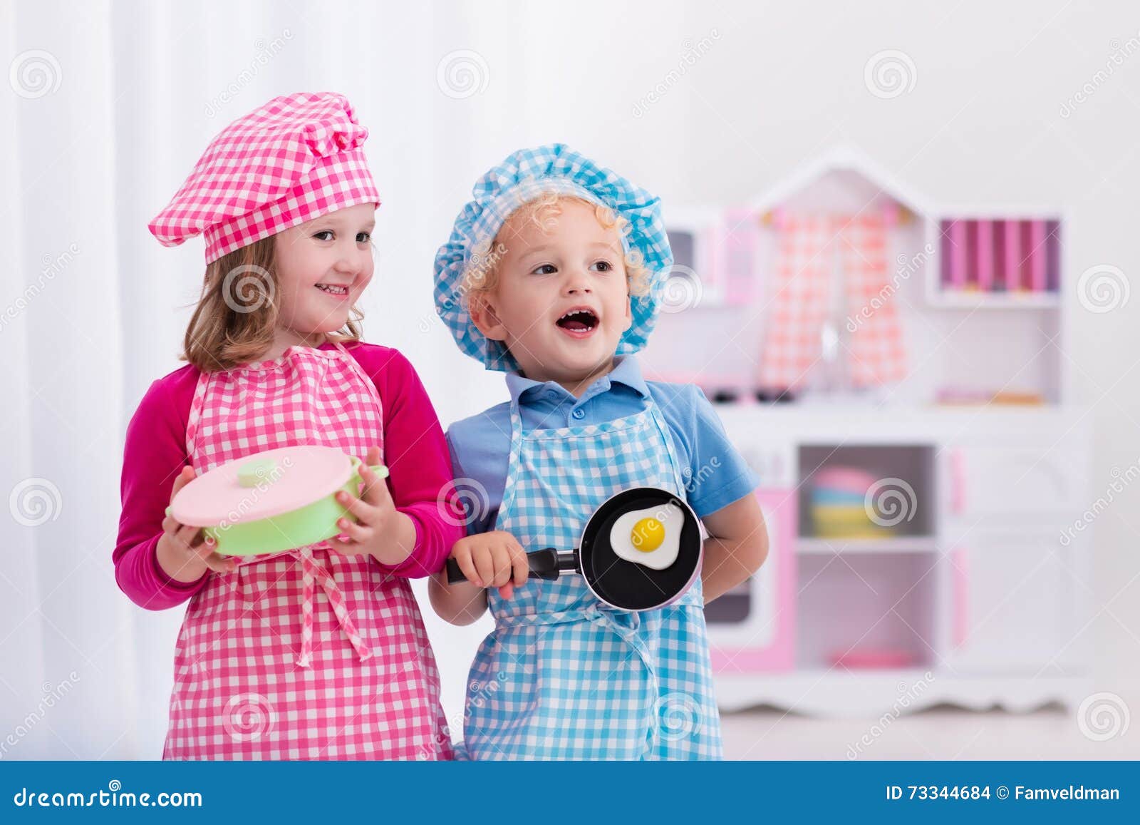Enfants Jouant Avec La Cuisine De Jouet Photo Stock Image