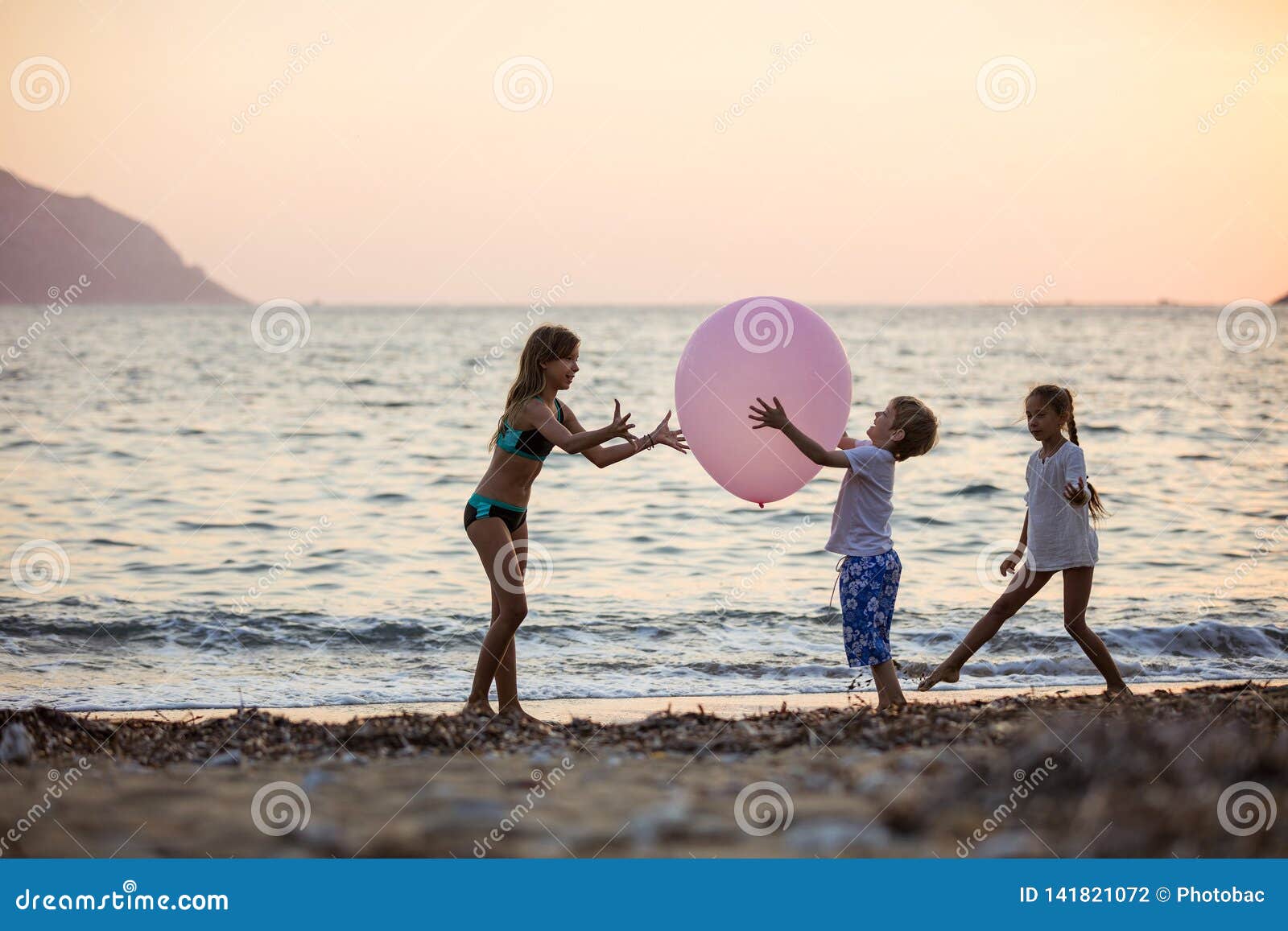 Photo libre de droit de Africaine Bébé Attraper Un Ballon De Plage