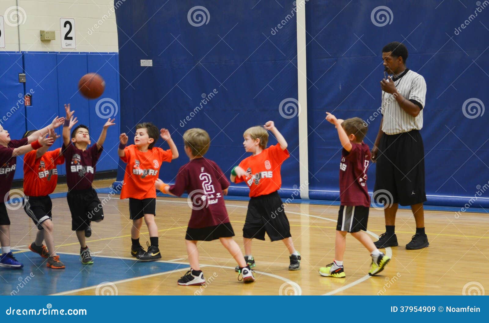 Enfants Jouant Le Match De Basket Image stock éditorial - Image du  allumette, programme: 37954909