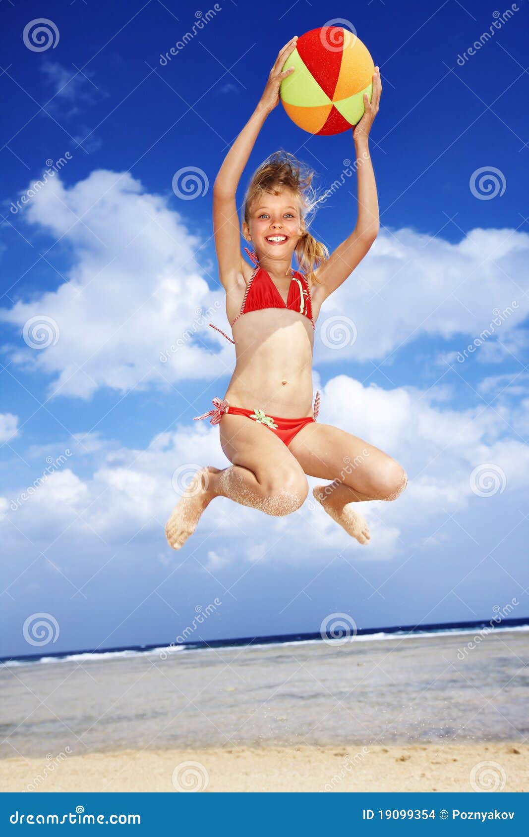 Enfants Jouant Sur La Plage. Photo stock - Image du heureux, océan