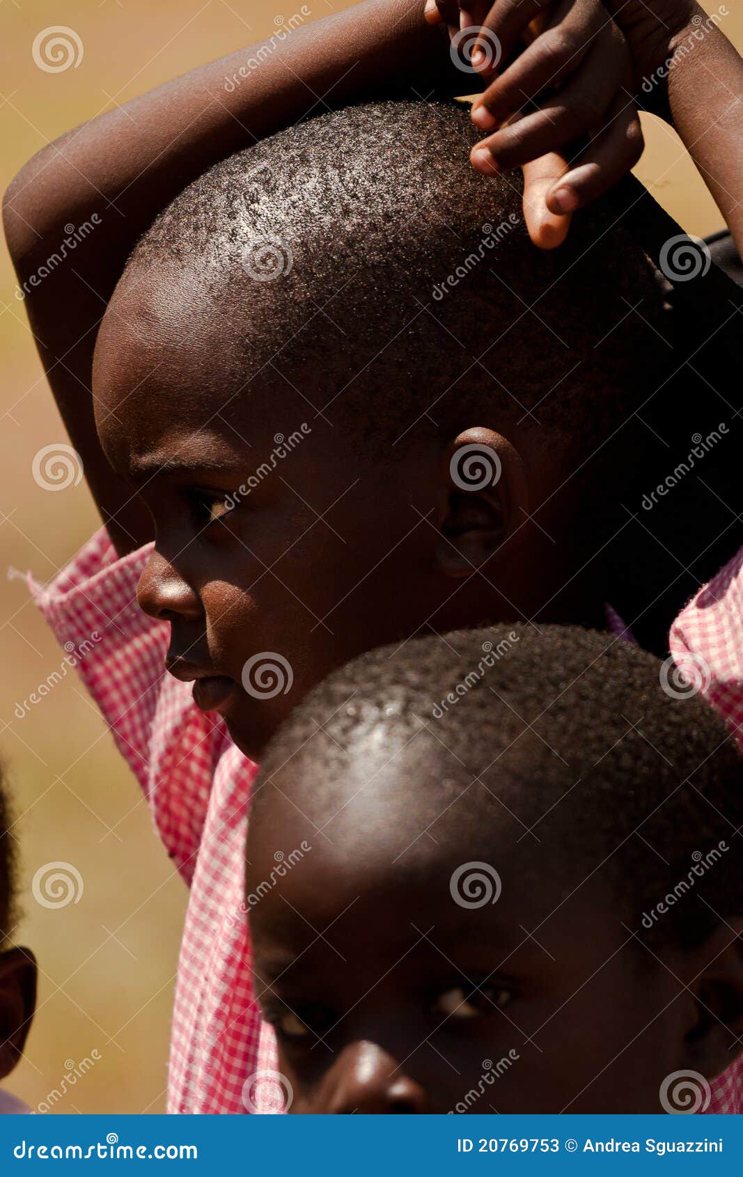Enfants kenyans, Afrique. Enfants kenyans regardant autour - Malindi (Kenya), 5 octobre 2010