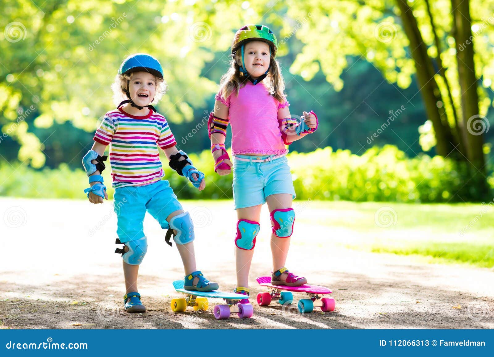 Planche À Roulettes Pour Enfants Dans Le Parc D'été. Une Petite