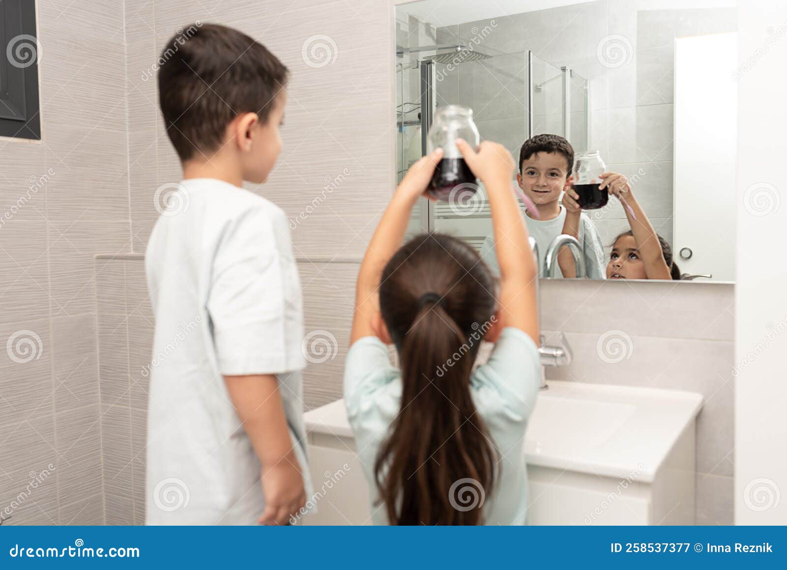 Enfants Regardant La Croissance Des Cristaux Dans Le Verre De Pot. Image  stock - Image du regarder, expérience: 258537377