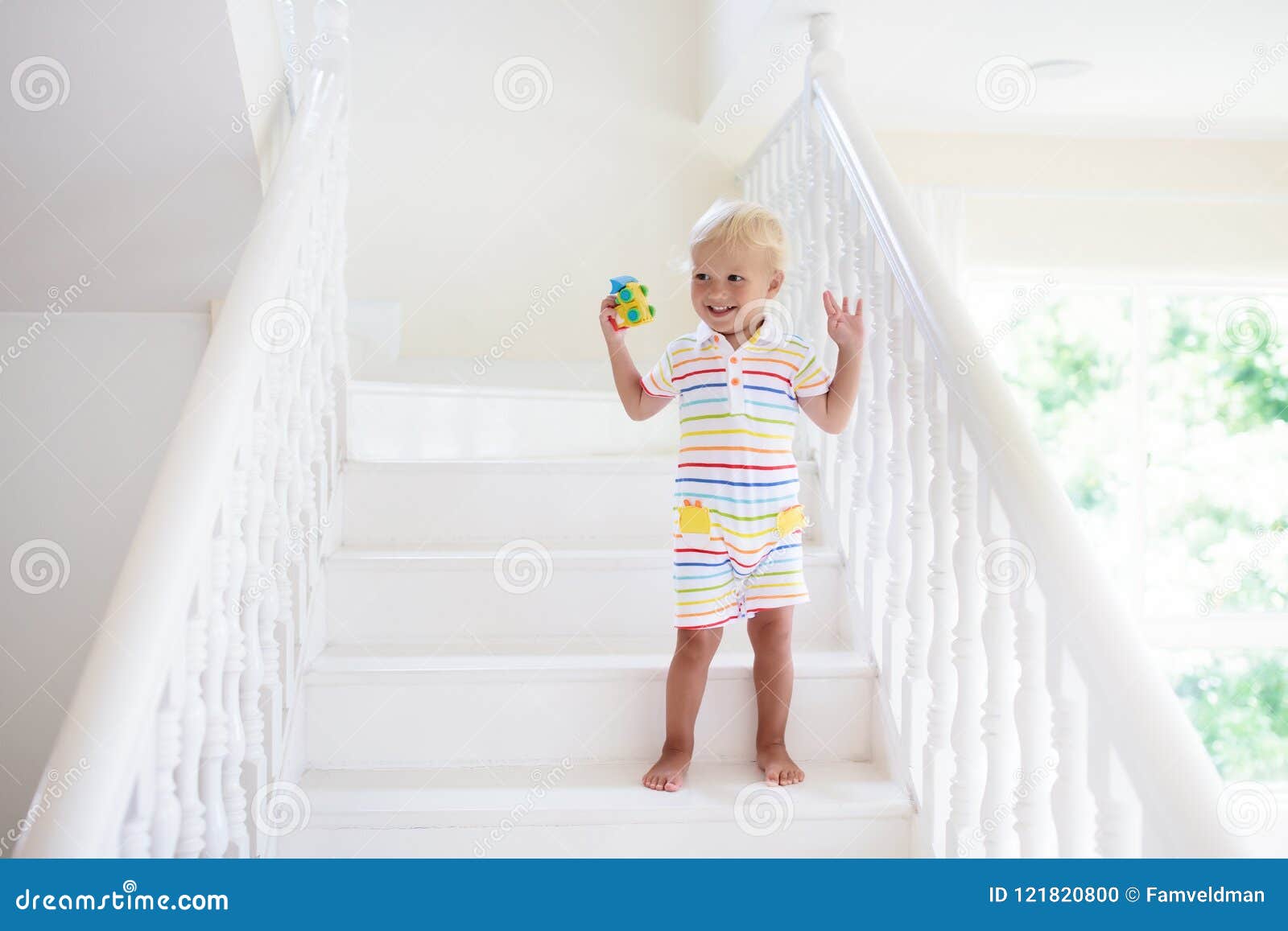 Enfants Sur Des Escaliers Enfant Entrant Dans La Nouvelle Maison Photo  stock - Image du neuf, bois: 141689894