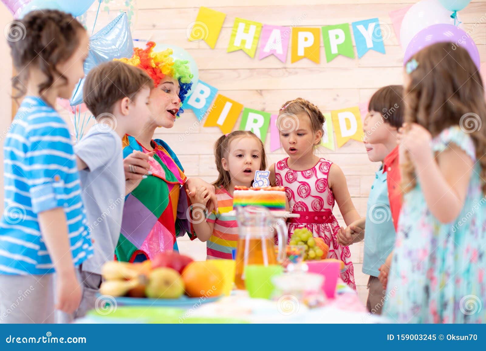 Enfants Tenant Les Mains Et Faisant Exploser La Bougie Petite Fille De 5 Ans  Célébrant Son Anniversaire Avec Des Amis Image stock - Image du mains,  autour: 159003245