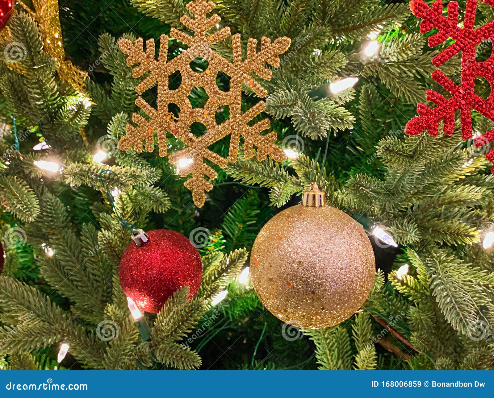 Enfeite Vermelho E Dourado Na árvore De Natal Imagem de Stock - Imagem de  iluminado, dourado: 168006859