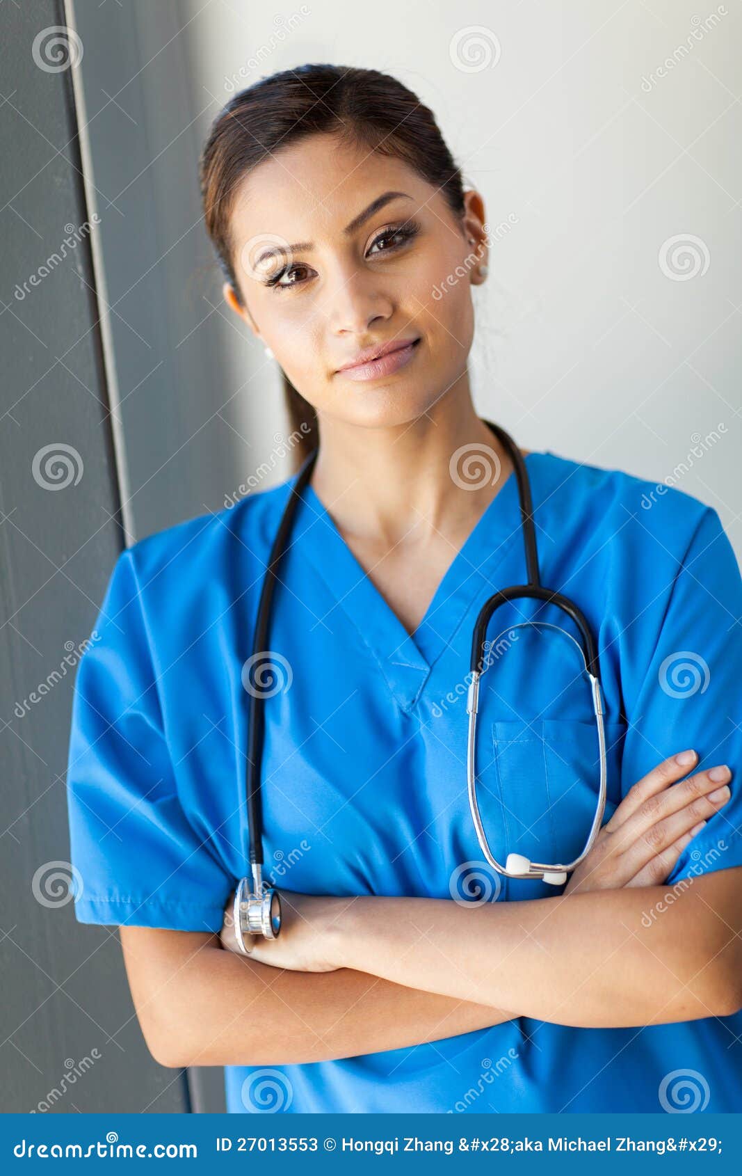 A Enfermeira Bonita Nova, Doutor, Interno No Esfrega A Terra