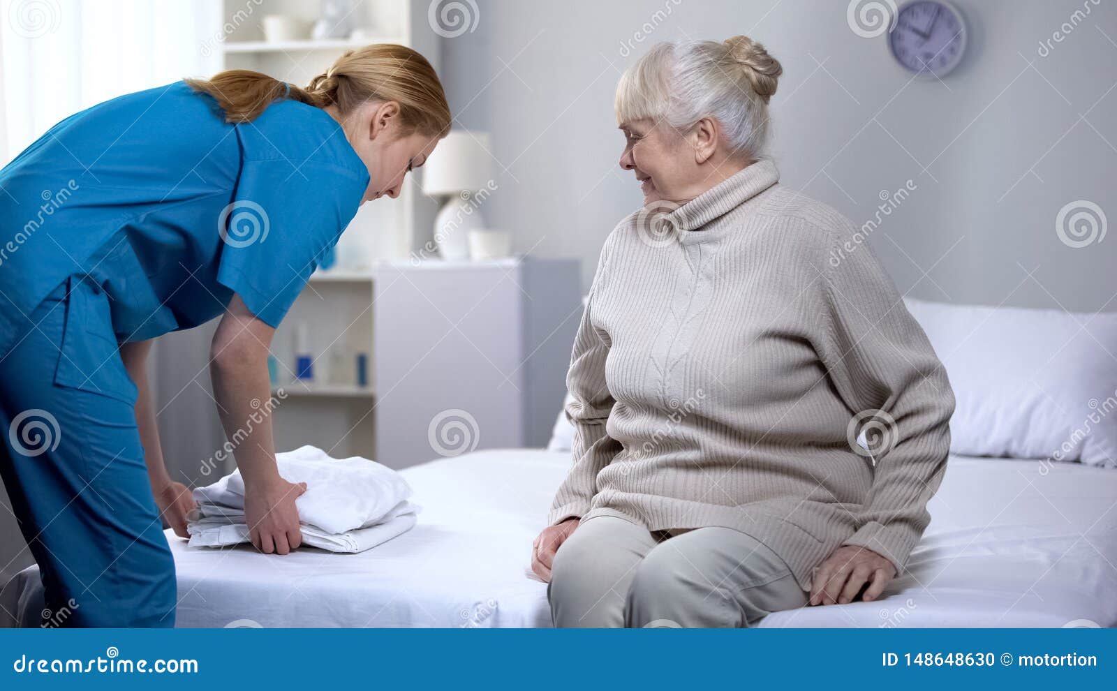 Enfermera Que Prepara Ropa De Cama Limpia Al Paciente Femenino Mayor En  Centro M?dico Foto de archivo - Imagen de paciente, casero: 148648630