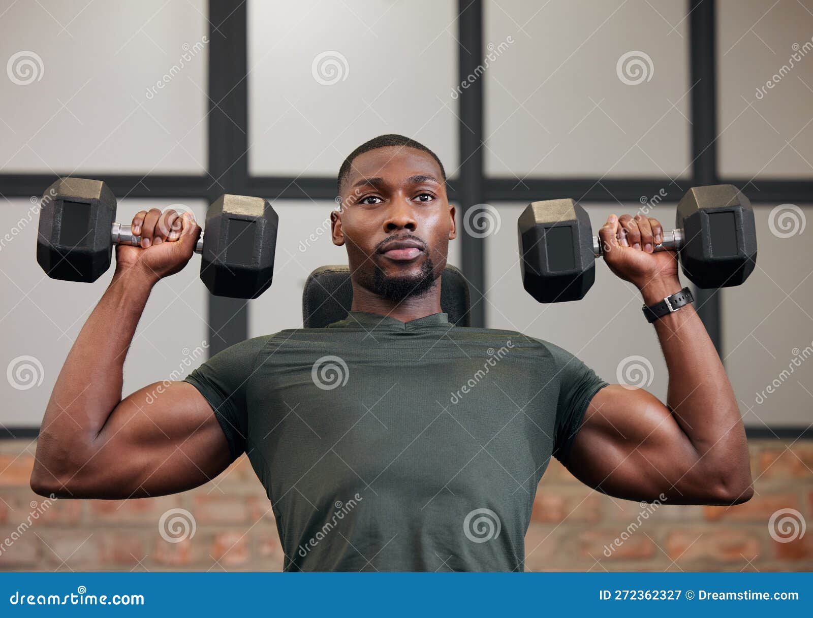 Enfoque De Entrenamiento De Pesas De Hombre Negro Y Fitness De Deportista  Haciendo Levantamiento De Pesas Para Hacer Ejercicio. En Imagen de archivo  - Imagen de sano, ejercitar: 272362327