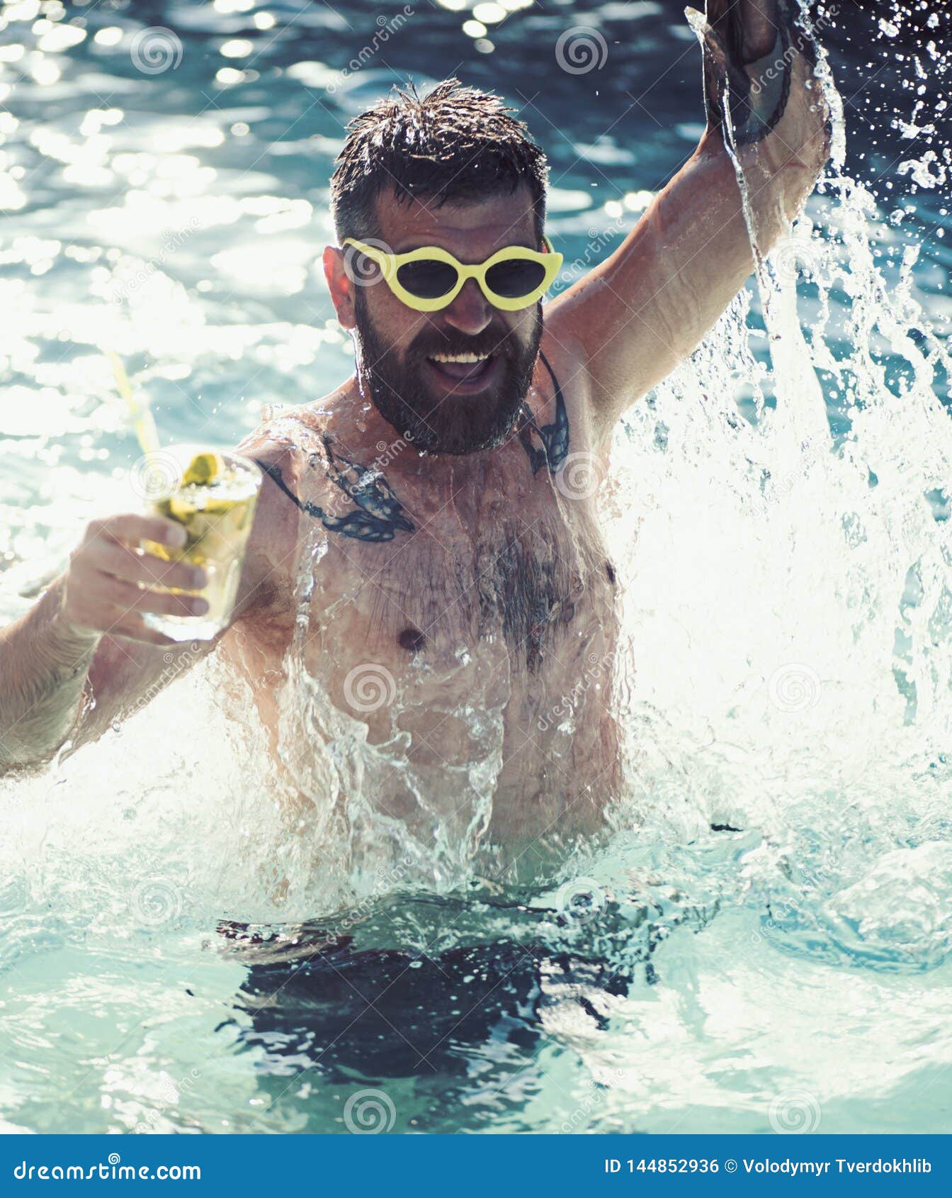 Apuesto Hombre Que Llevaba Gorra De Natación Y Gafas En La Piscina