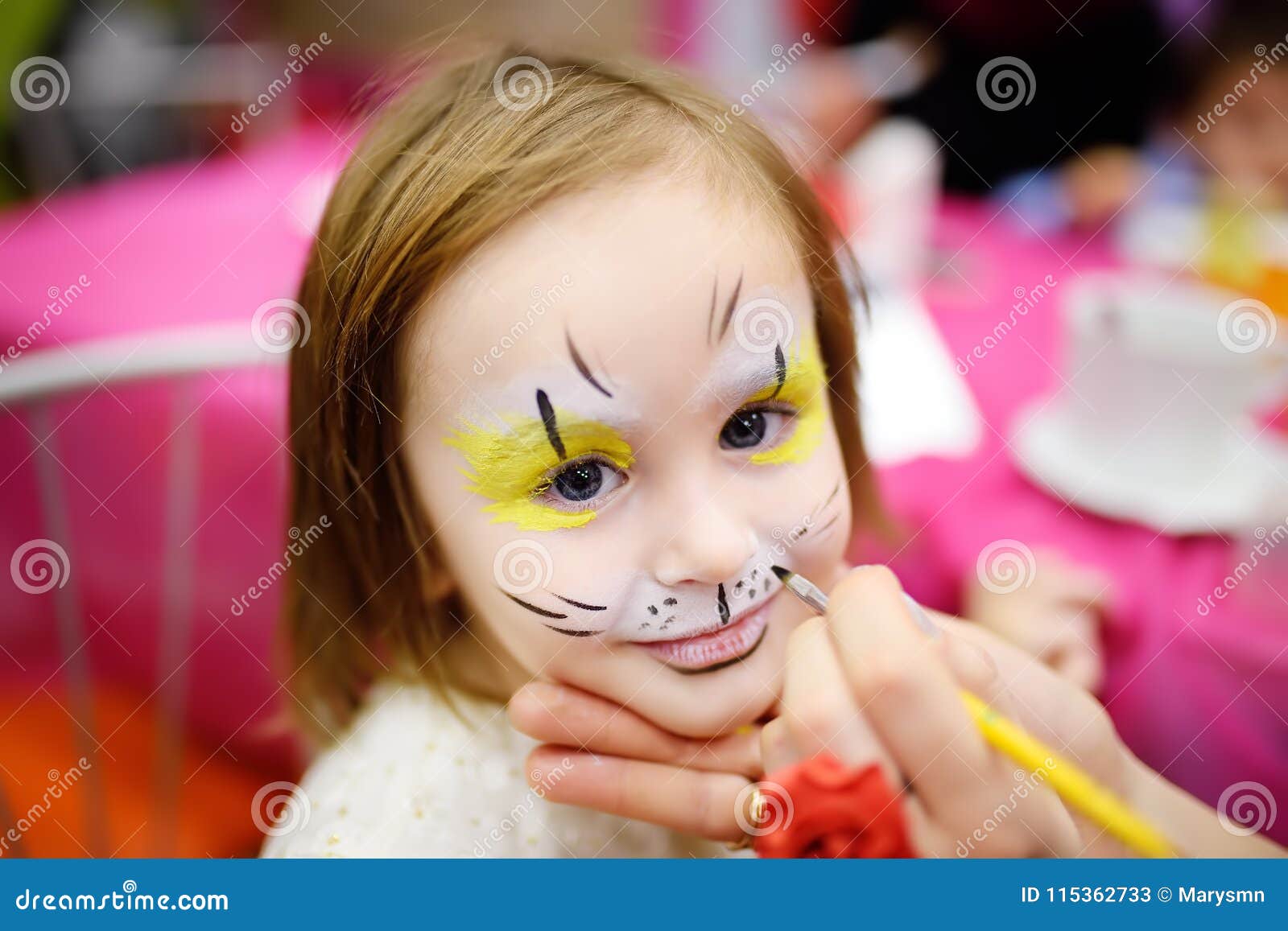 Criança Com Pintura Facial De Gatinha Bonitinha Com Máscara