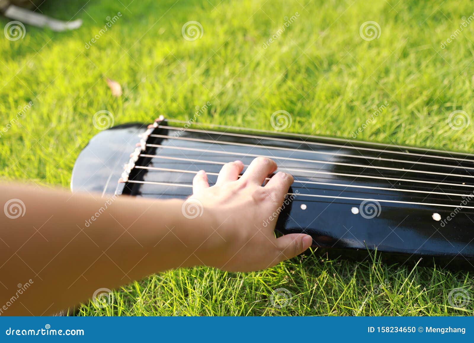 Enge Ostliche Asiatische Chinesen Traditionell Antiker Historischer Guzheng Zither Zappenholz Instrumente Aus China Geben Streich Stockfoto Bild Von Zeichenketten Farbe 158234650