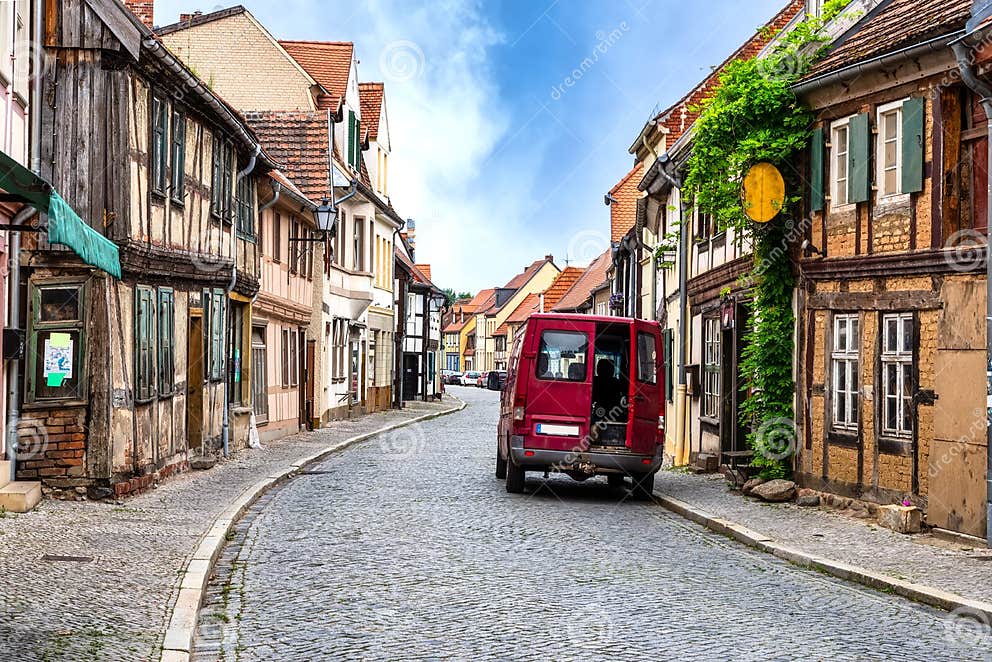 Enge Straße in Der Idyllischen Altstadt Des Tangermunde Mit Alten