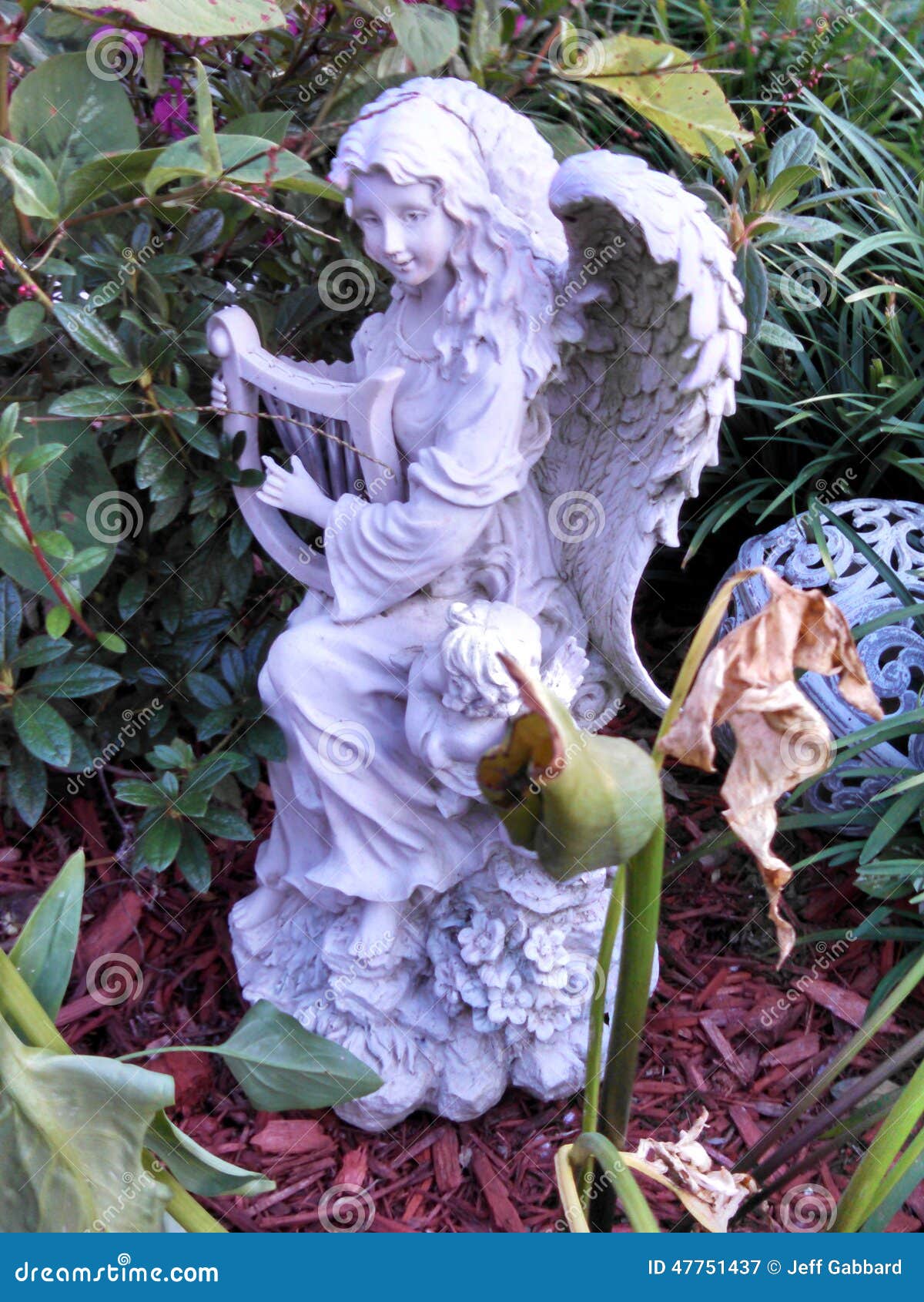 Engel, Der Harfe in Einem Garten Spielt Stockbild Bild von flügel
