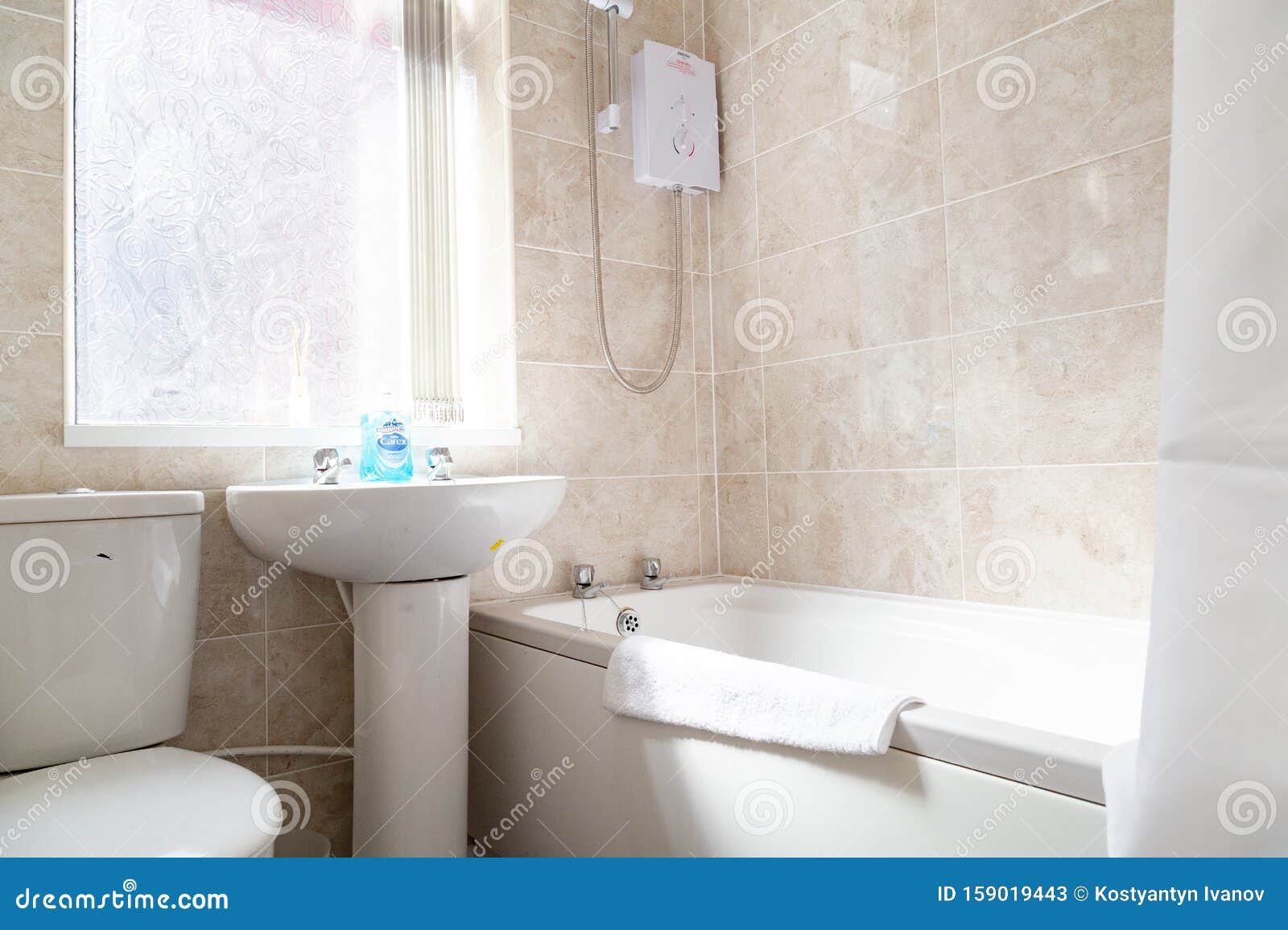 Heerlijk gemakkelijk chocola Engels Bathroom in wit stock afbeelding. Image of plank - 159019443