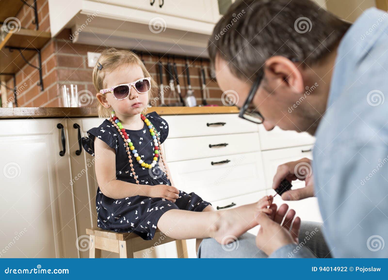 Муж разрешил сыну. Дочь красит папе ногти. Дочь накрасила ногти. Папе красят ногти. Дочка накрасила ногти папе.