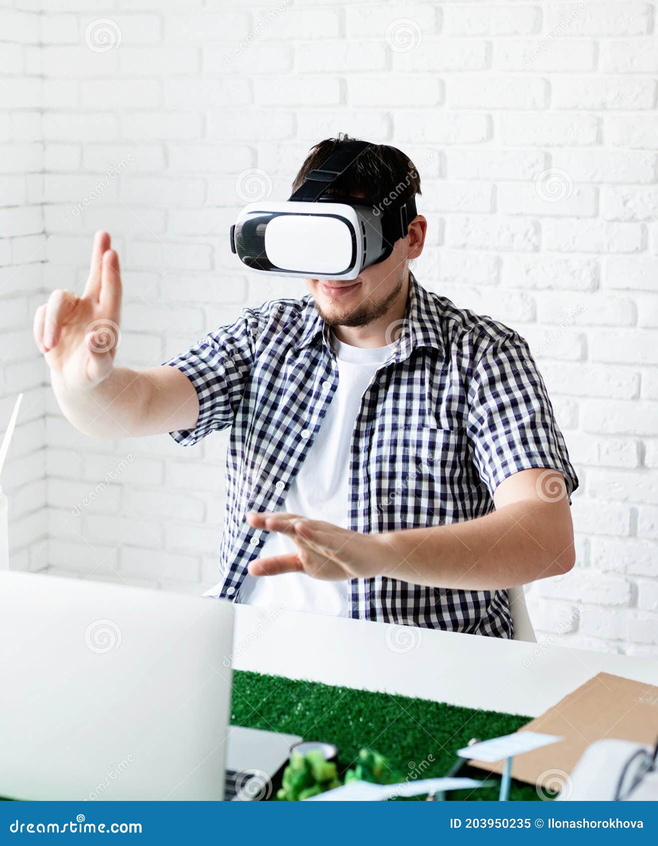 engineer or er using vr glasses visualising reneable energy project