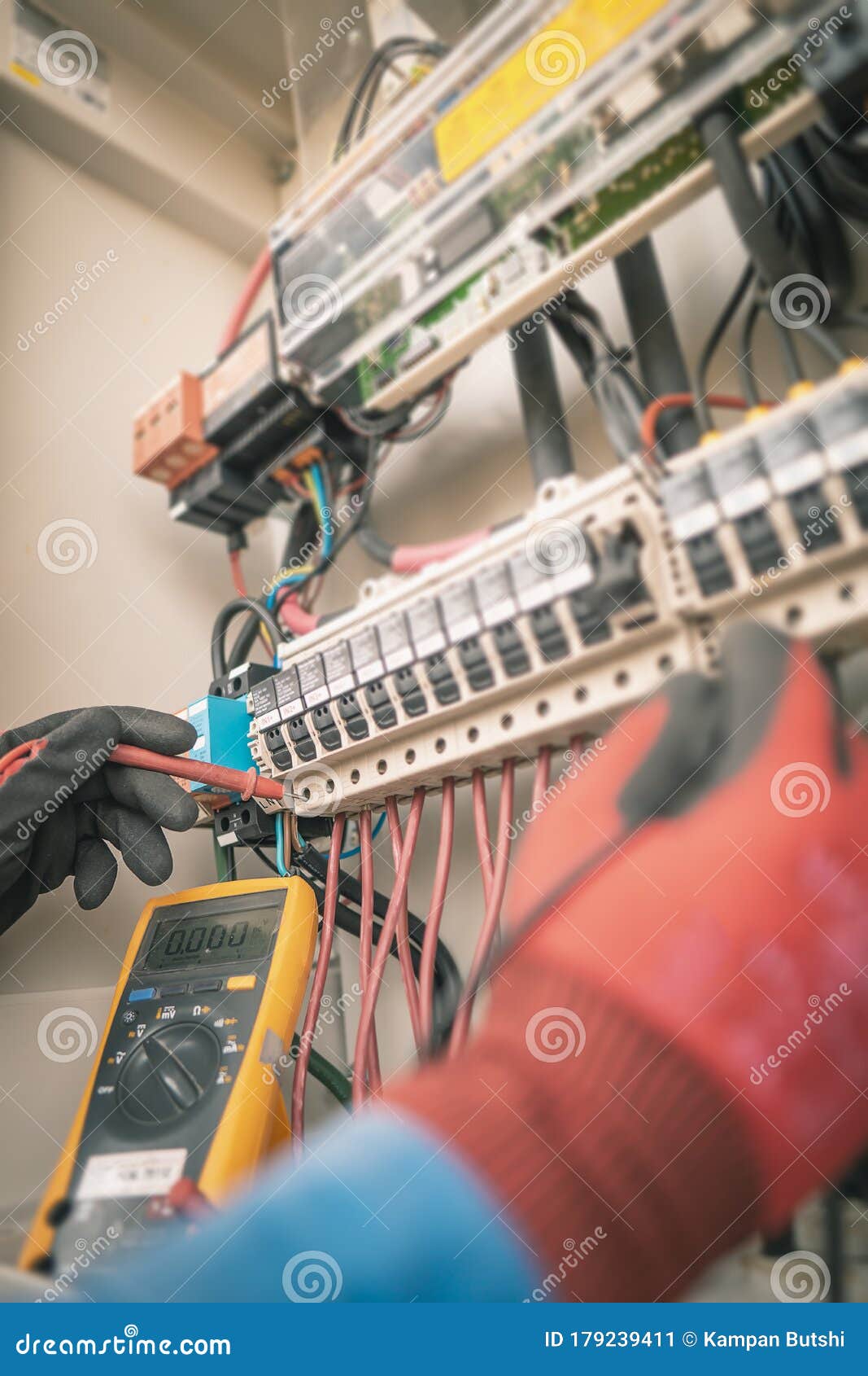engineering used a multimeter to measure the voltage of electrical wires produced from solar energy to confirming systems working