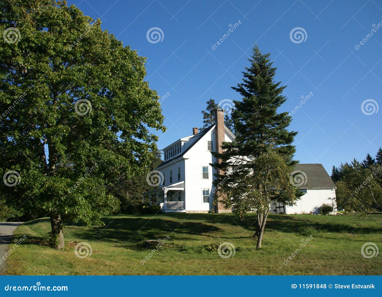 England-weißes Haus mit Portal, Manset, Montierungs-Wüsten-Insel, Nationalpark des Acadia, Maine, Neu-England