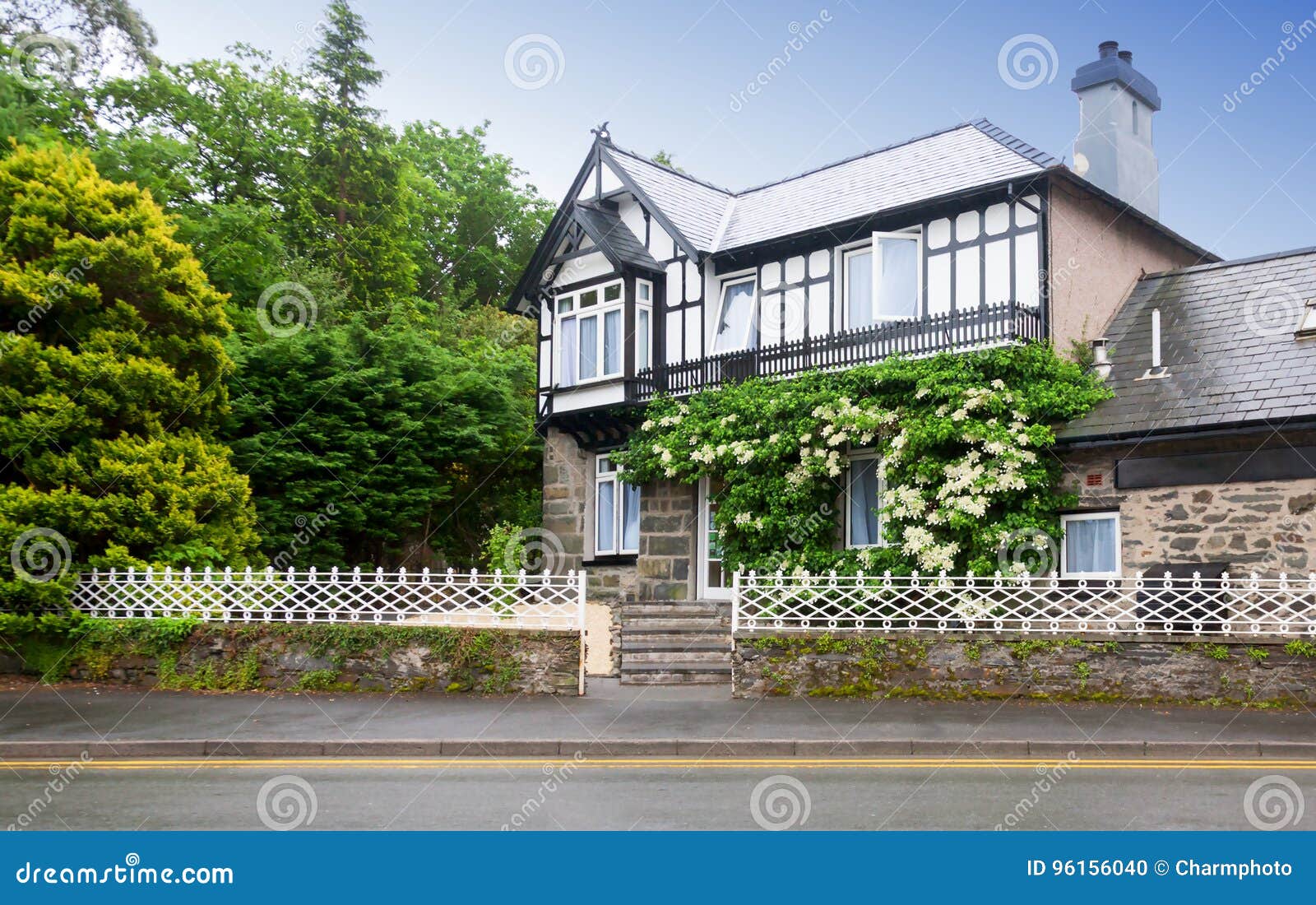 Englische Hauser Hauser Durch Die Strasse Ein Altes Haus Stockfoto Bild Von Betriebe Wolken 96156040