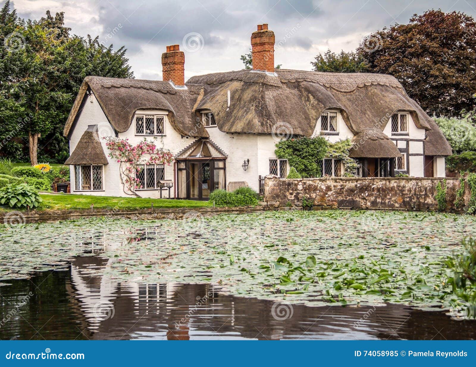 Englisches Häuschen Mit Teich Im Dachs, Shropshire Redaktionelles Bild