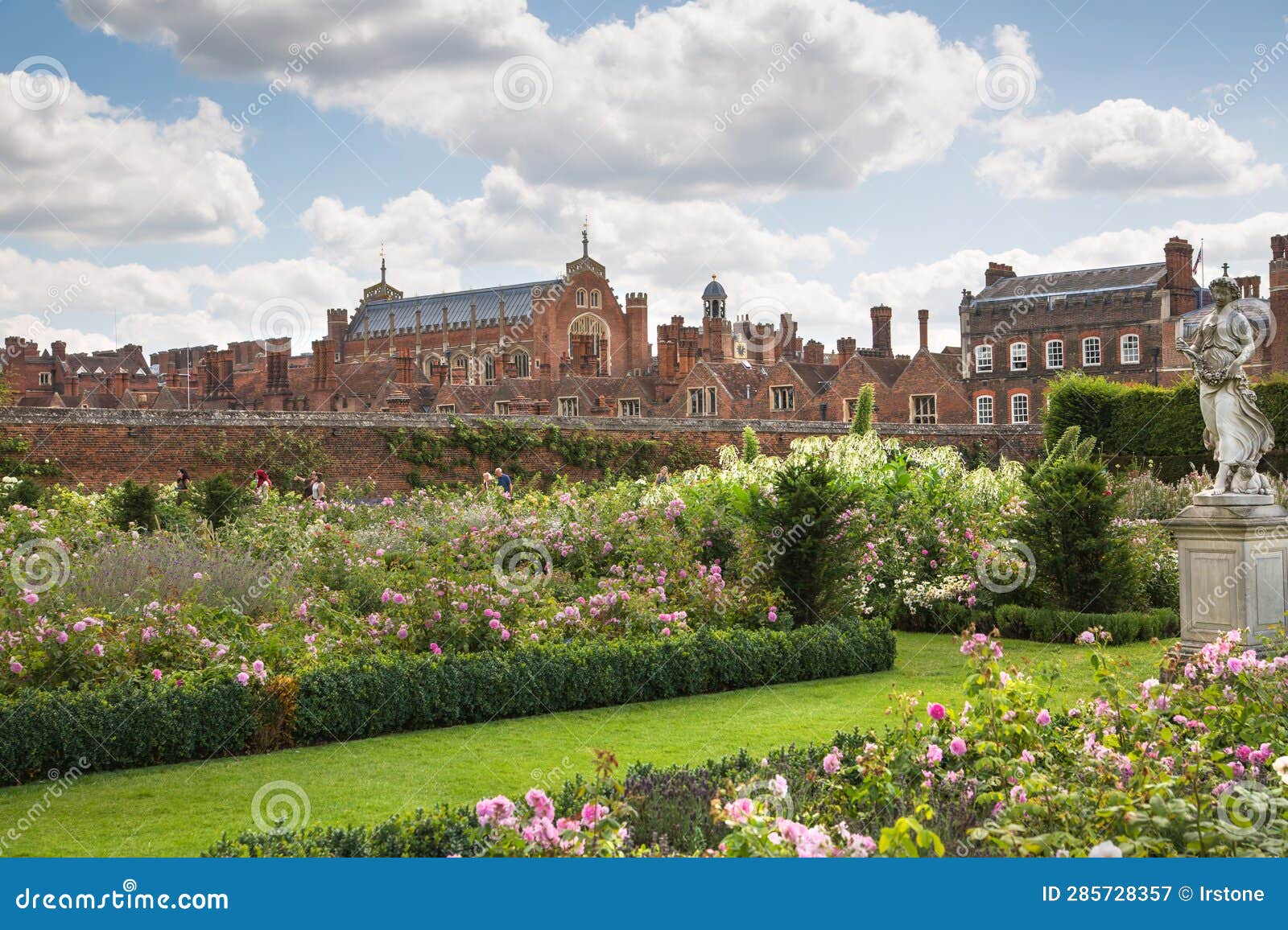 English Garden and Park Tudors Time, Hampton Court Locates in West ...