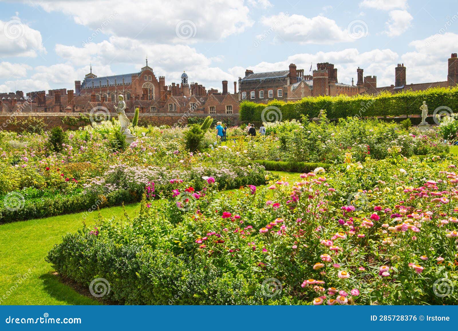 English Garden and Park Tudors Time, Hampton Court Locates in West ...