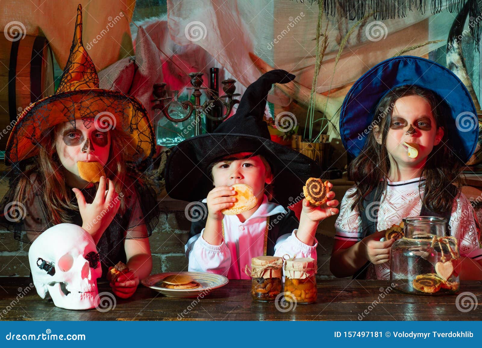 Crianças Na América Celebram O Dia Das Bruxas Engraçado Grupo De Amigos  Crianças Numa Fantasia De Halloween Na Festa De Halloween Foto de Stock -  Imagem de bonito, livro: 161170756