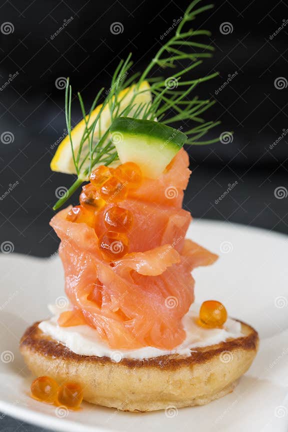 Enig Met Gerookte Zalm, Kaviaar En Zure Room Stock Foto Image of zalm