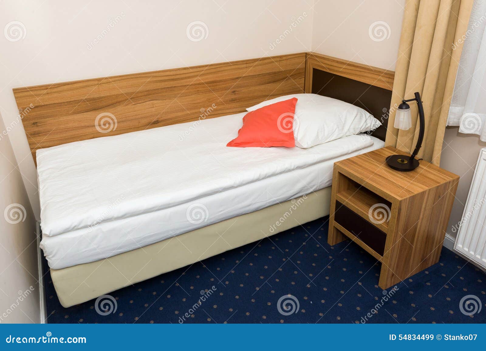 Slaapkamer in Goedkoop Hotel Stock Afbeelding - Image of slaapkamer, 54834499