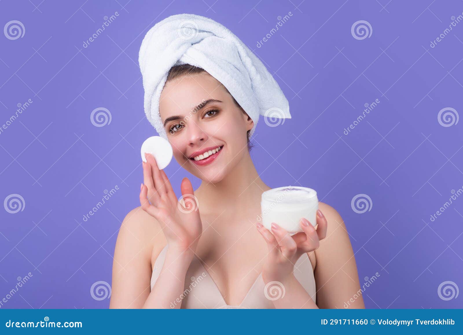 Enlèvement Du Maquillage Avec Des Tampons En Coton. Visage De Nettoyage  Avec Tablette. Coton Cosmétique. Jeune Femme Soignant La P Photo stock -  Image du assez, verticale: 291711660