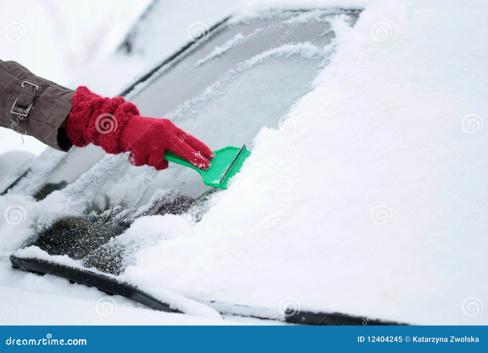 Enlever La Glace Et La Neige Du Pare-brise Image stock - Image du