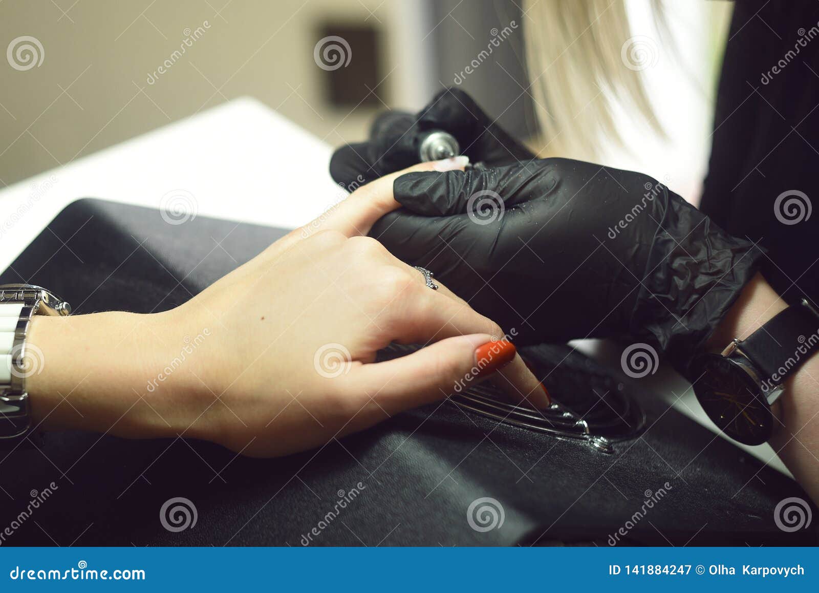 Enlèvement de gomme laque Le maître fait une manucure Jour de détente au salon de beauté Le maître de manucure fait la manucure sur la main du ` s de femme Ongles de fille, doigt de vernis à ongles de gel de couleur dans la formation de salon d'ongle Clou de flaque