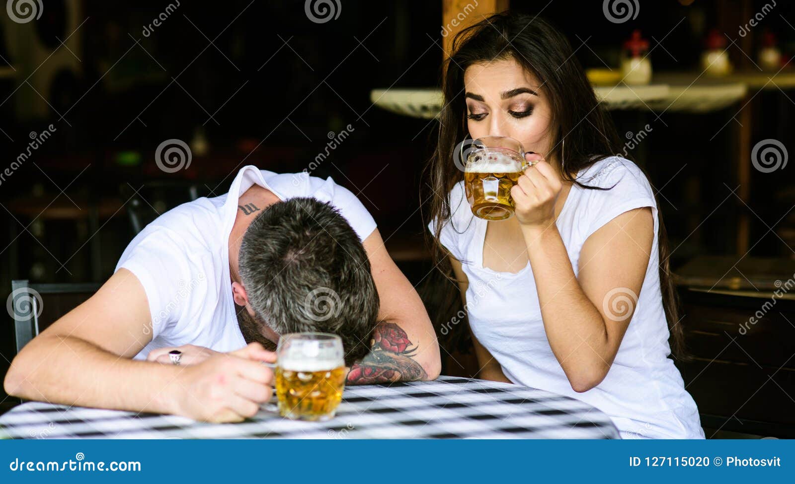 Пара пьет пиво