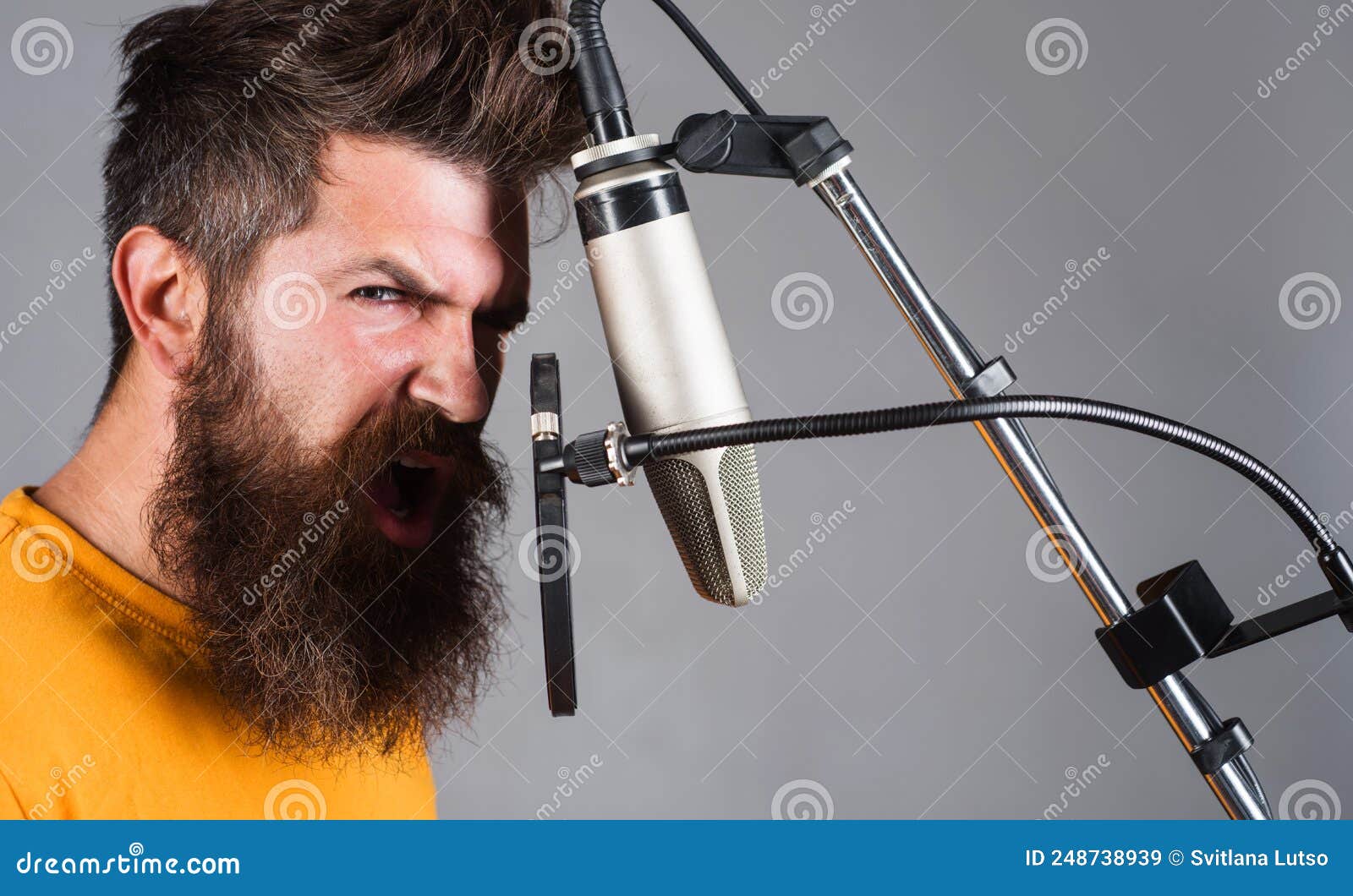 https://thumbs.dreamstime.com/z/enregistrement-studio-homme-barbu-chantant-dans-le-microphone-%C3%A0-condensateur-vocaliste-professionnel-chanteur-karaok%C3%A9-248738939.jpg