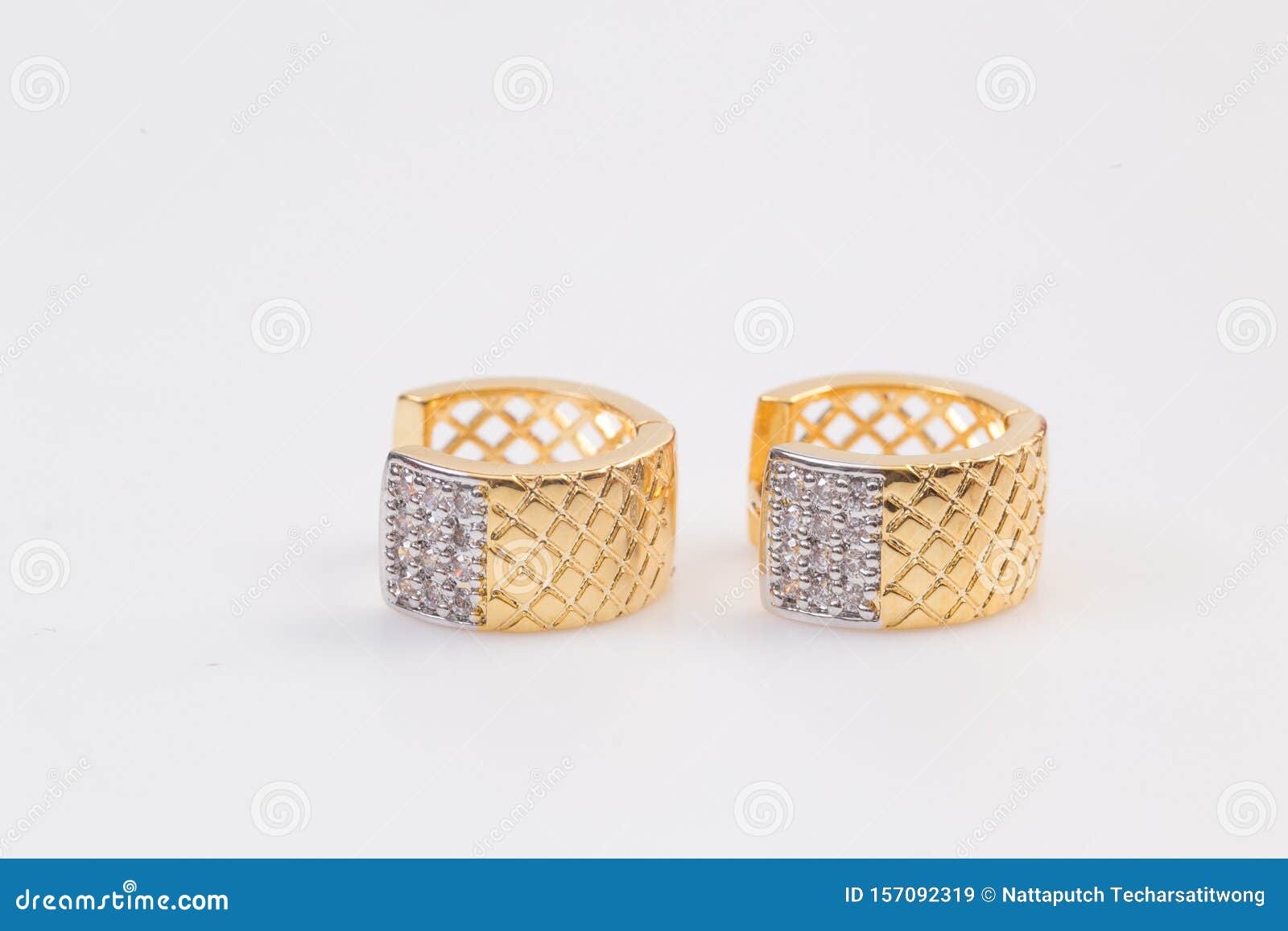 Enrelaçamentos Ouro Hoop Earrings com diamantes em fundo branco