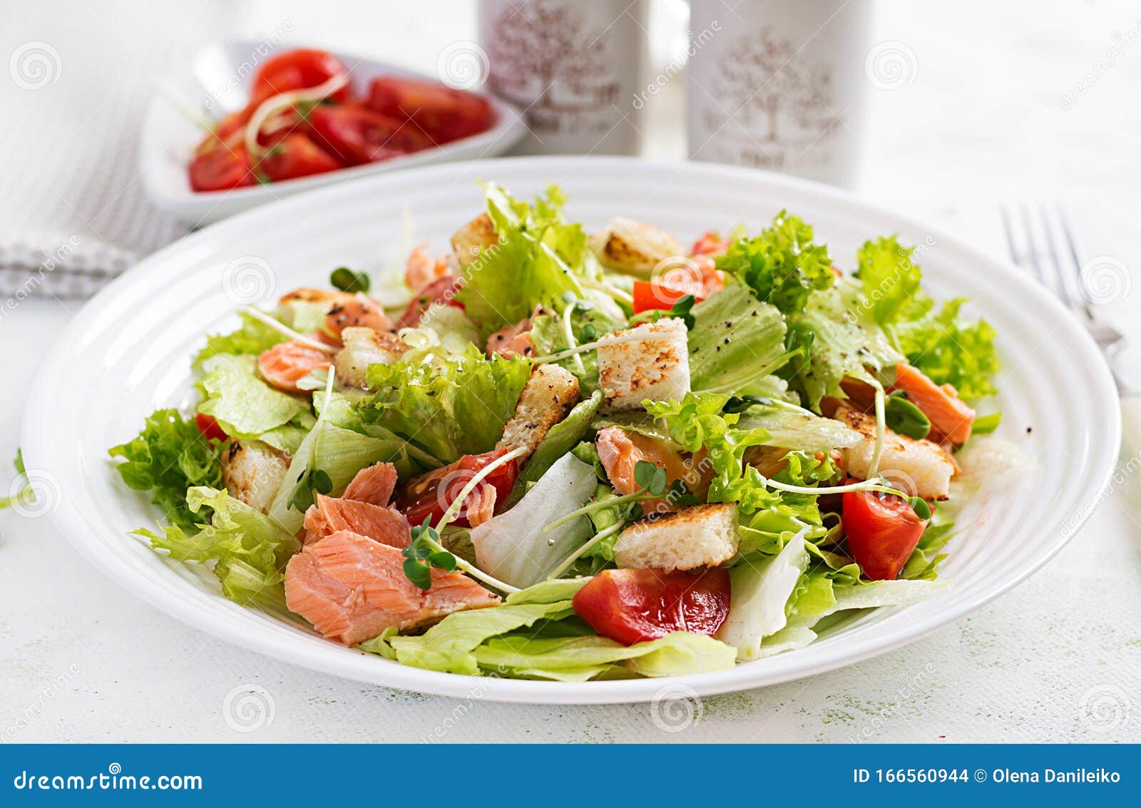 Ensalada César Con Salmón Menú Pescado Mariscos - Ensalada De Salmón Y Esar  Con Salmón Menú Pescado Foto de archivo - Imagen de iceberg, travieso:  166560944