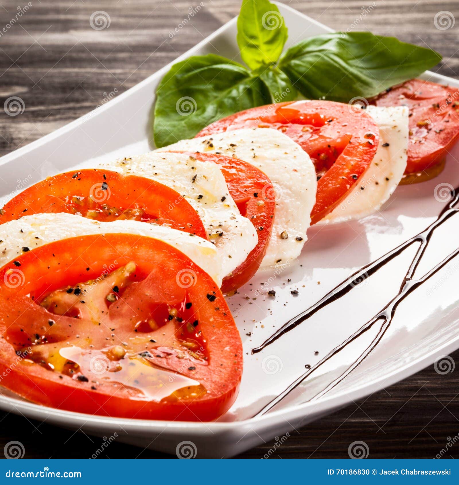 Ensalada de Caprese. Ensalada vegetal con queso de la mozzarella