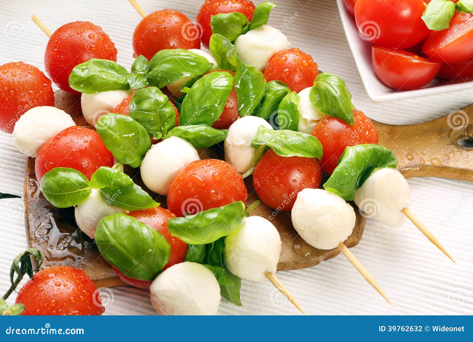 Ensalada De Caprese. Pinchos Con El Tomate Y La Mozzarella. Foto de ...