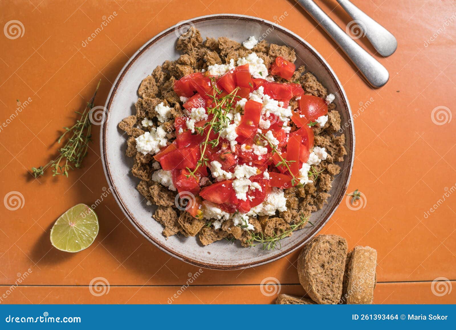 Ensalada De Grecia Dakos. Bizcochos Con Tomates Y Queso Feta Foto de ...