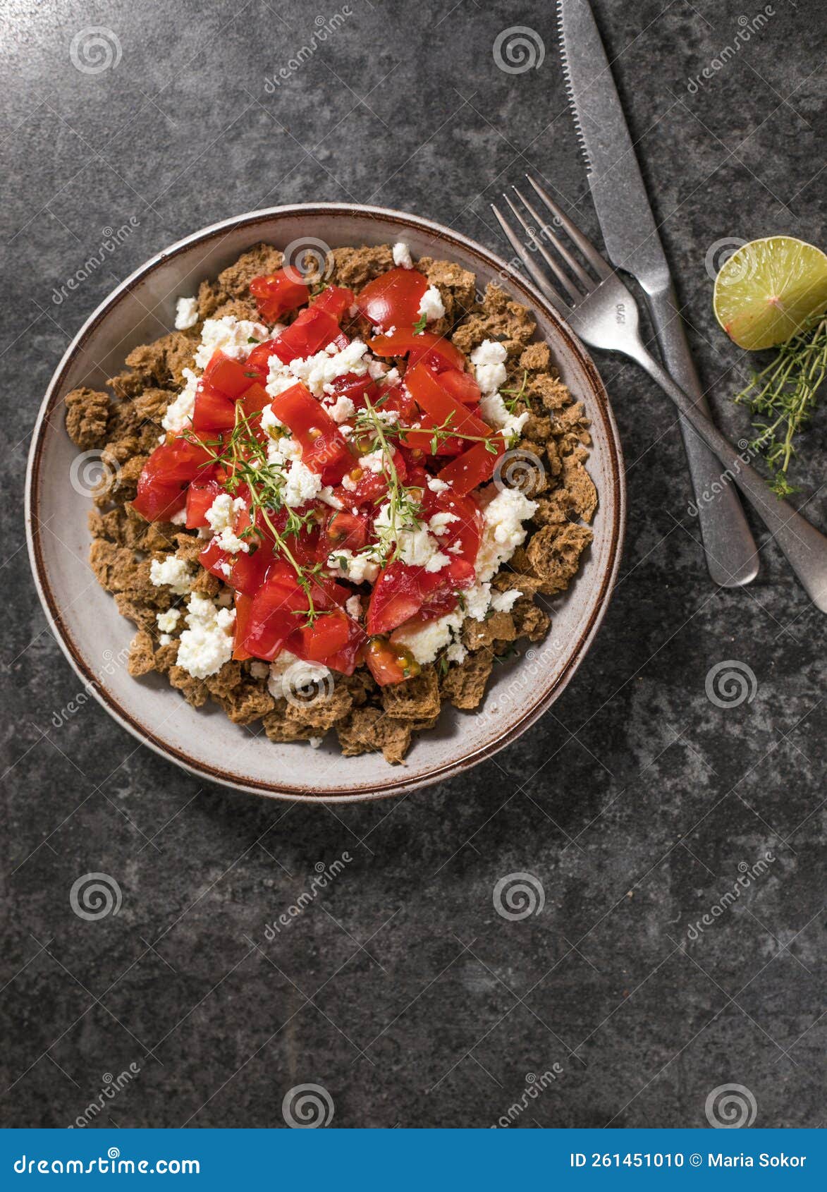 Ensalada De Grecia Dakos. Bizcochos Con Tomates Y Queso Feta Foto de ...