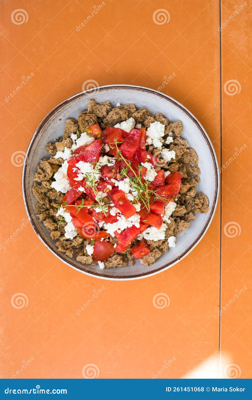 Ensalada De Grecia Dakos. Bizcochos Con Tomates Y Queso Feta Foto de ...