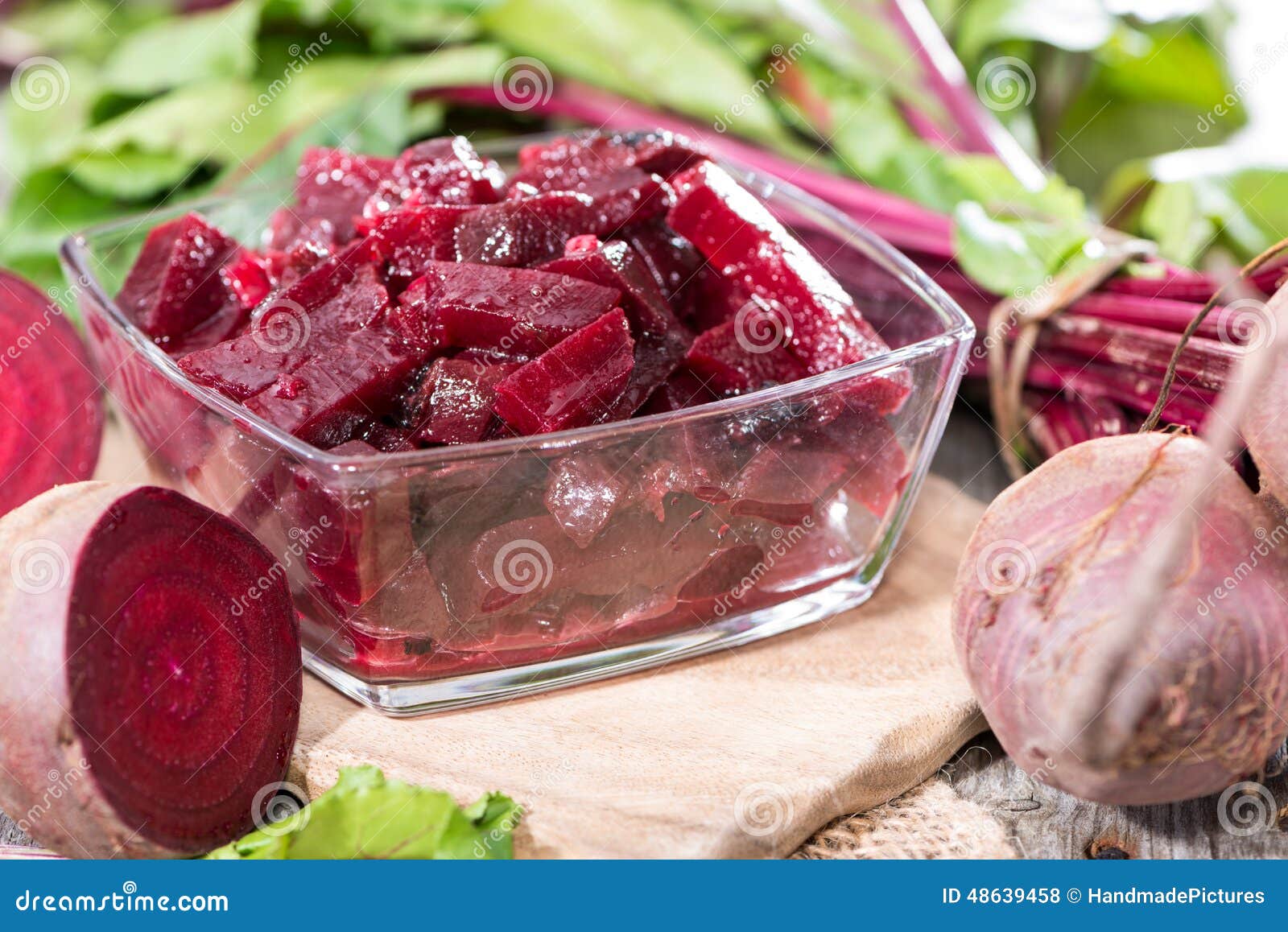 Ensalada de las remolachas. Ensalada hecha en casa fresca de las remolachas con las cebollas en fondo de madera